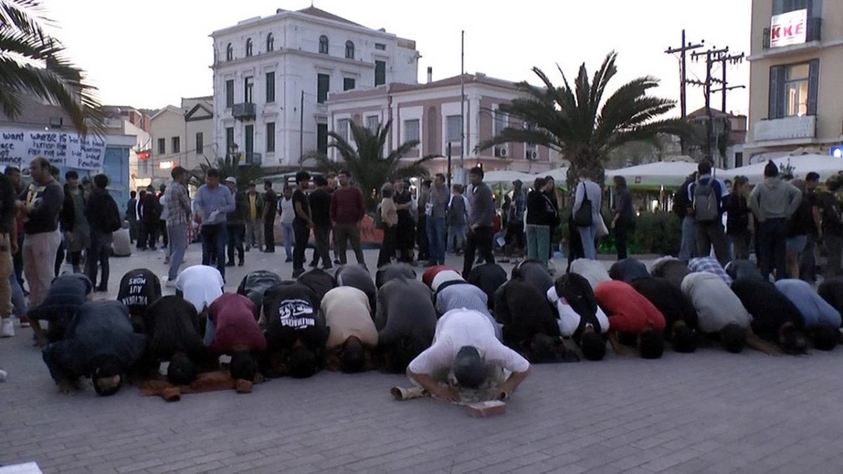 Ετοιμη να εκραγεί η χώρα: Μετανάστες οπλισμένοι με μαχαίρια και σουγιάδες στήνουν φονικές ενέδρες στην Αθήνα – Υπάρχει κράτος;